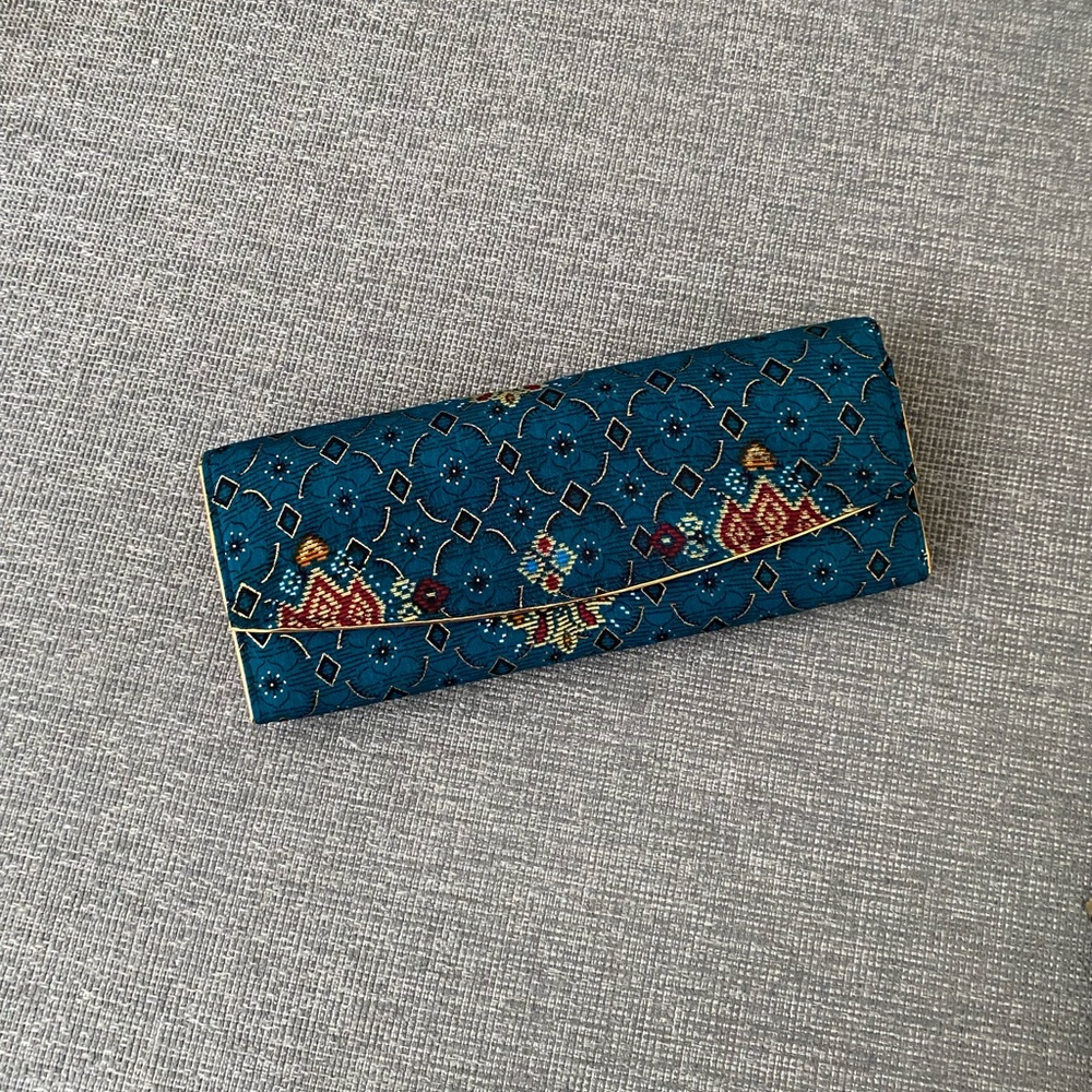 💛5/$25💛 Beautiful clutch with gold trim